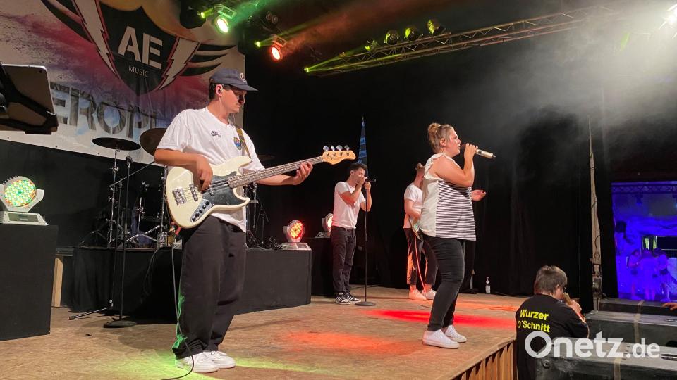 Die Band &quot;Aeroplane&quot; eröffnete den Wurzer O&#039;Schnitt am Freitag. Bild: dus