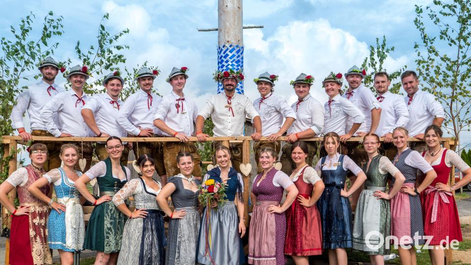 Die Köferinger Kirwapaare. Bild: Jürgen Pörner/exb