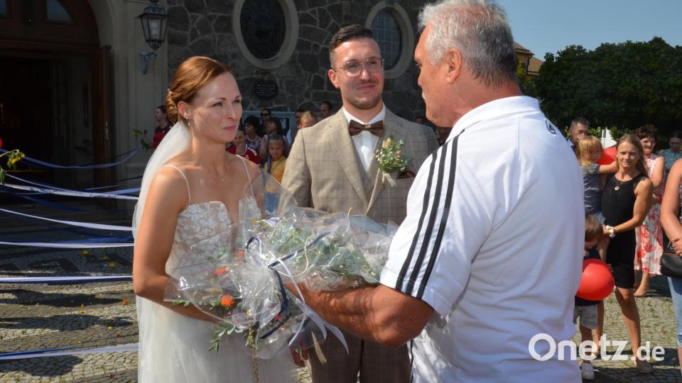Das sportliche Traumpaar Andrea Wildenauer und Christofer Hechtl haben sich am Samstag in der katholischen Stadtpfarrkirche ewige Treue vor Gott versprochen. Vor dem Kirchenportal warteten unzählige Vereinsvertreter, um dem Brautpaar die besten Glückwünsche zu überbringen. Hier gratuliert Bernhard Grosser von den Volleyballern des TV. Bild: dob