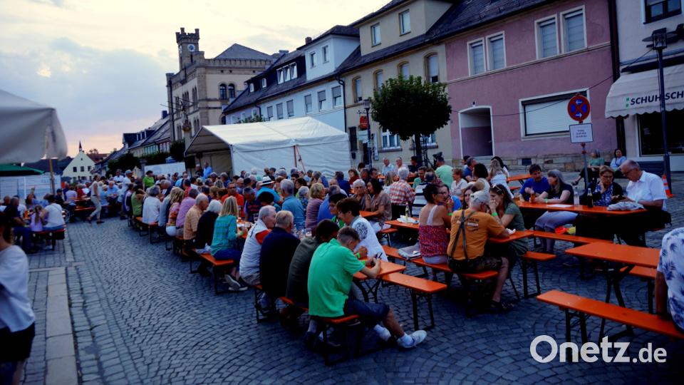 Viel los war schon am Stadtplatz in Kemnath schon am Vorabend des Oldtimertreffens. Sehr gerne zurückversetzen ließen sich die Gäste in die Beatles-Zeit. Nicht nur deren Musik stand auf dem Programm. Bild: bkr