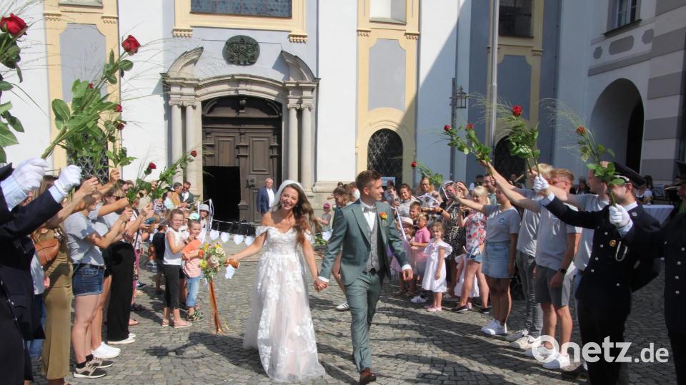 Das Brautpaar durchschreitet das lange Ehrenspalier. Bild: kro