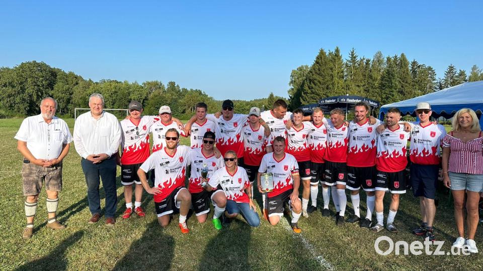 Die Feuerwehr holte sich den Sieg beim 1 Viehberger Fußball-Vereins-Cup. Dazu gratulierten (von links) Ammerthals Bürgermeister Anton Peter und Landrat Richard Reisinger. Bild: oe