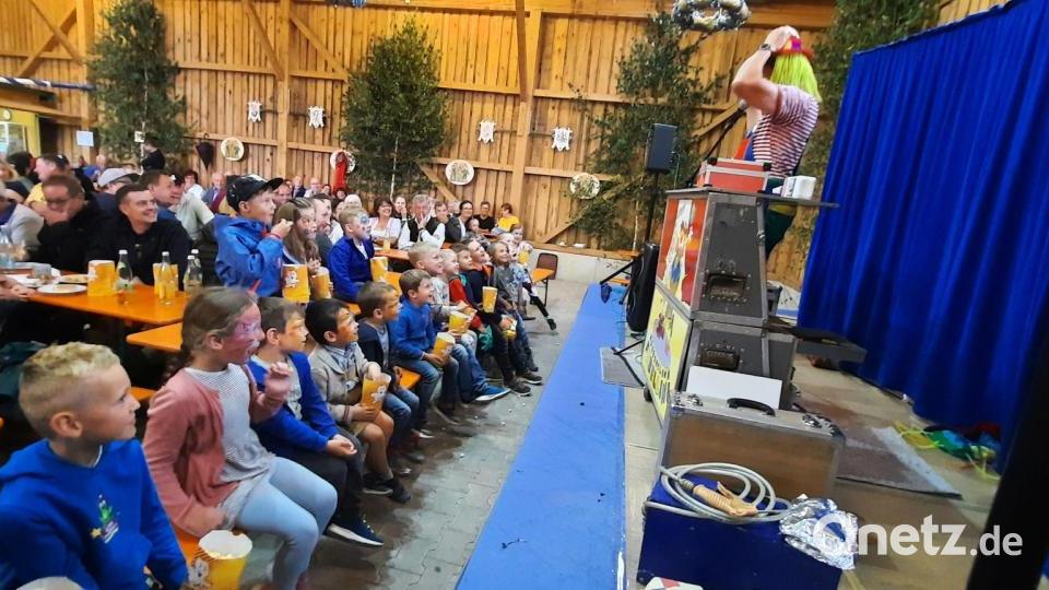 Zauberclown Fabellini begeisterte die Kinder – und auch Erwachsene staunten über seine Zauberkünste. Bild: oe