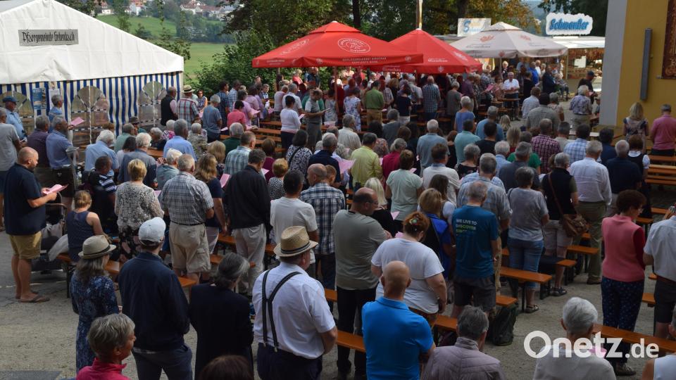 Schnell hatten sich die Wallfahrtskirche und der Platz davor mit Gläubigen gefüllt, als Weihbischof Pappenberger den Eröffnungsgottesdienst zelebrierte. Bild: swo