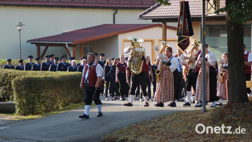 Die Patenvereine aus Oberviechtach (im Bild) und Schönsee zogen aus unterschiedlichen Richtungen auf den Bärnplatz ein Bild: wel