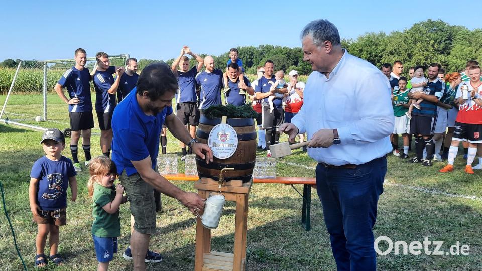 &quot;O´zapft is&quot;: Die Aufgabe, das erste Fass anzustechen, oblag Landrat Richard Reisinger (rechts). Bild: oe