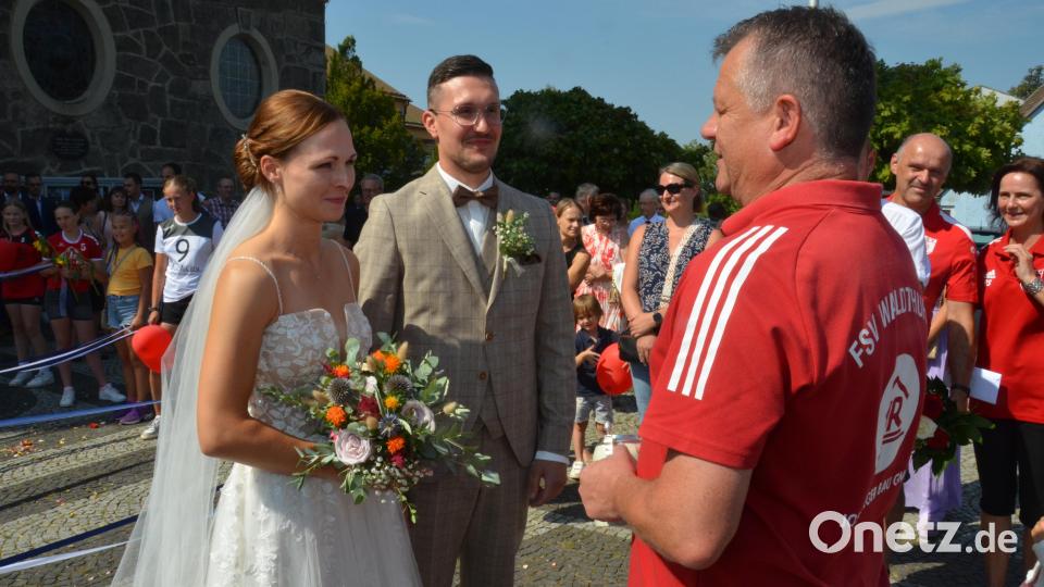 Das sportliche Traumpaar Andrea Wildenauer und Christofer Hechtl haben sich am Samstag in der katholischen Stadtpfarrkirche ewige Treue vor Gott versprochen. Vor dem Kirchenportal warteten unzählige Vereinsvertreter, um dem Brautpaar die besten Glückwünsche zu überbringen. FSV-Vorsitzender Peter Sollfrank gratuliert zusammen mit seinem Stellvertreter Hubert Pühler und dessen Ehefrau Sandra (von links) im Namen der Fußballer. Bild: dob
