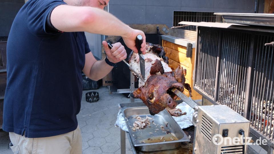 Die Sau am Spieß ist auch heuer wieder ein kulinarischer Genuss. Braumeister Ludwig Koch landet einen Volltreffer, die Leute stehen Schlange dafür. Bild: le