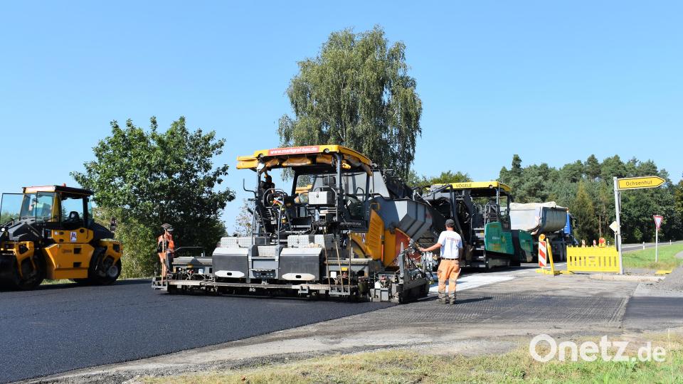Trotz der großen Hitze geht das Asphaltieren der B 299 in Grafenwöhr voran. Bild: rgr