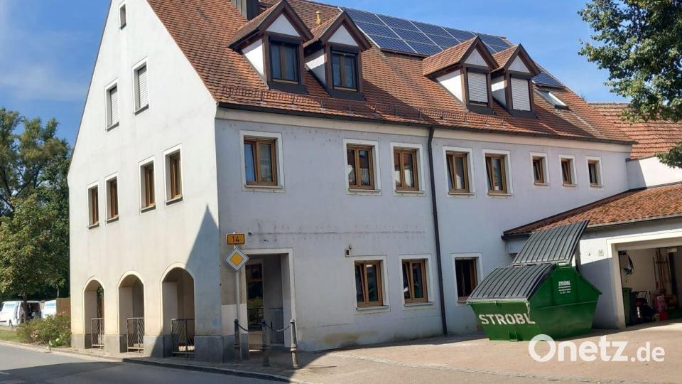Bis zum Unwetter in Hahnbach befand sich in diesem Haus die St.-Anna-Apotheke. Der Schriftzug an der Fassade ist abmontiert, die Apotheke wird an neuer Adresse im November wieder eröffnet. Bild: hka