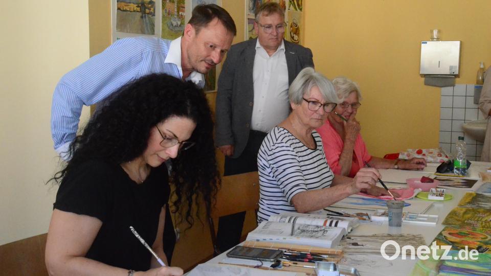 Sehr beliebt sind die Aquarellkurse. Davon überzeugen sich Oberbürgermeister Jens Meyer (stehend, links) und Sozialdezernent Wolfgang Hohlmeier bei der Programmvorstellung im Maria-Seltmann-Haus. Bild: Kunz