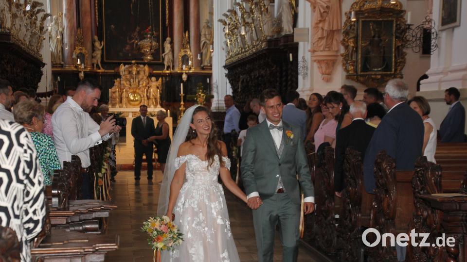 Strahlend verlassen Lisa und Franziskus Stopp die Basilika. Bild: kro