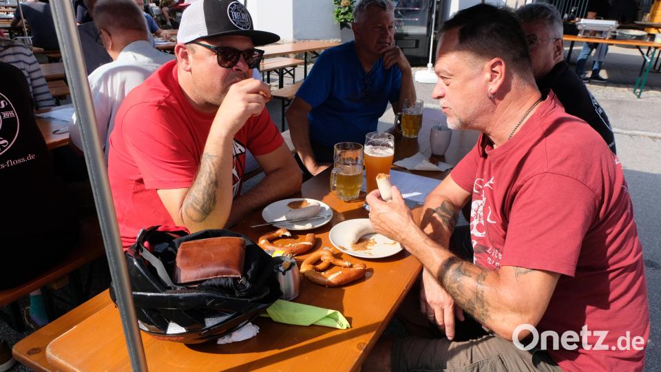 Zum Frühschoppen gibt es Weißwürste und Brezen. Bild: le