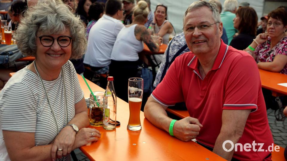 Viel los war schon am Stadtplatz in Kemnath schon am Vorabend des Oldtimertreffens. Doris und Erwin Doll aus Fürth kommen regelmäßig zu den Oldtimertreffen und genießen dessen Atmosphäre und familiäre Umfeld. Bild: bkr