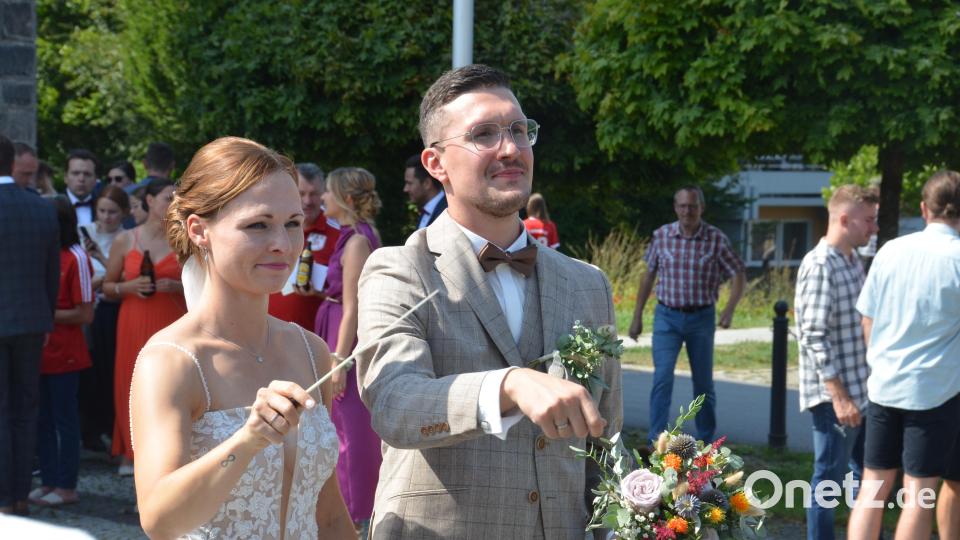 Das sportliche Traumpaar Andrea Wildenauer und Christofer Hechtl haben sich am Samstag in der katholischen Stadtpfarrkirche ewige Treue vor Gott versprochen. Vor dem Kirchenportal warteten unzählige Vereinsvertreter, um dem Brautpaar die besten Glückwünsche zu überbringen. Auch beim Dirigieren war das Brautpaar top. Bild: dob