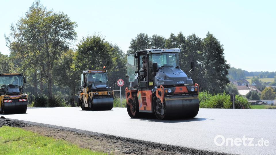 Die Walzen rollen den frischen Asphalt auf der B 299 bei Grafenwöhr. Bild: rgr
