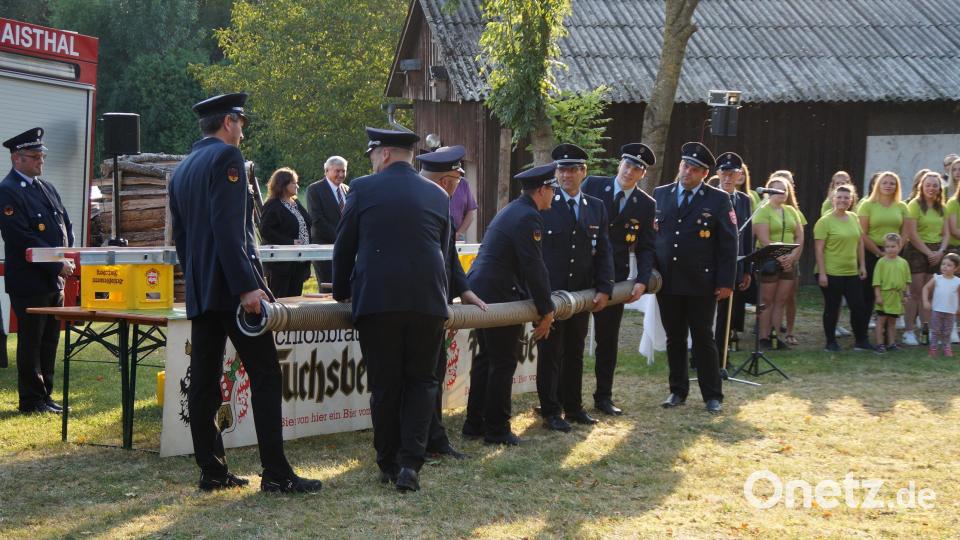 Den Kommandanten aus Gaisthal, Oberviechtach und Schönsee obliegt die Aufgabe, die Saugschläuche zusammenzusetzen. Bild: wel