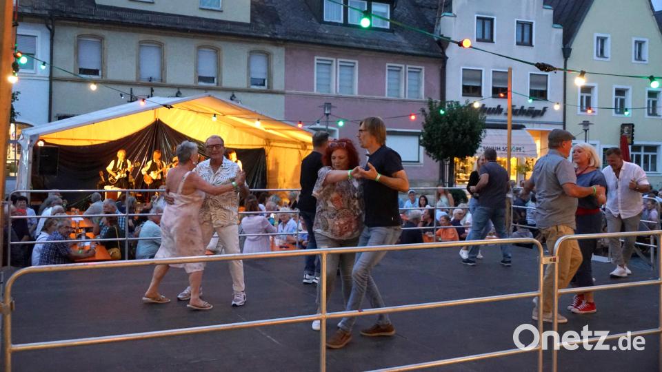 Viel los war schon am Stadtplatz in Kemnath schon am Vorabend des Oldtimertreffens. Nach den ersten Klängen nutzten die ersten Paare die Tanzfläche und bewiesen: Rock &#039;n&#039; Roll hält fit. Bild: bkr