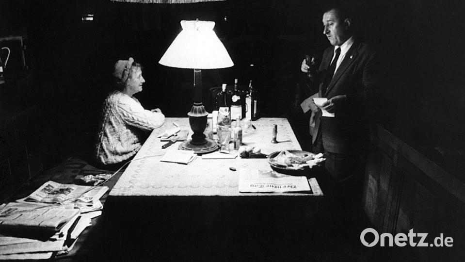Wie sah das Schloss Burgtreswitz vor etwa 50 Jahren aus? Viele solche Bilder werden Erinnerungen bei den Gästen am Tag des offenen Schlosses wachrütteln. So lebten die letzten Bewohner Hildegard und Sohn Egon Krüger (von 1942-1982). Archivbild: Kurt Benning/exb