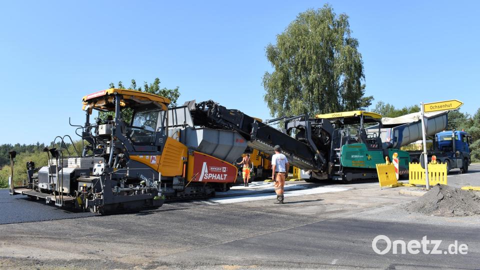Trotz der großen Hitze arbeiten die Mitarbeiter der Straßenbaufirma auf der B 299 in Grafenwöhr. Bild: rgr