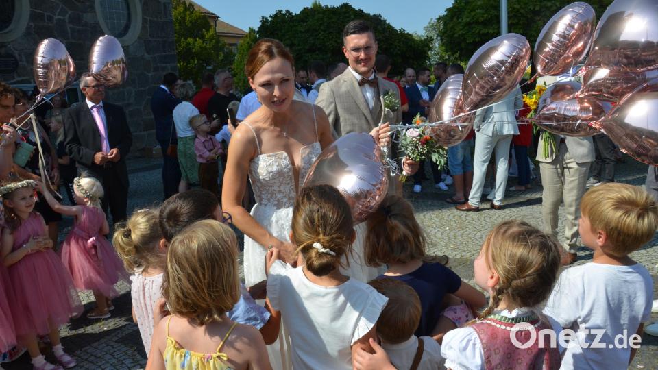 Das sportliche Traumpaar Andrea Wildenauer und Christofer Hechtl haben sich am Samstag in der katholischen Stadtpfarrkirche ewige Treue vor Gott versprochen. Vor dem Kirchenportal warteten unzählige Vereinsvertreter, um dem Brautpaar die besten Glückwünsche zu überbringen. Luftballonherzen brachten die Kinder aus dem Kinderhaus St. Anna aus Wernberg mit. Bild: dob