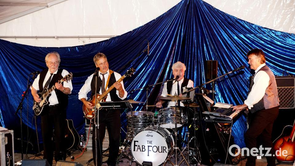 Viel los war schon am Stadtplatz in Kemnath schon am Vorabend des Oldtimertreffens. Die Band &quot;Fab Four&quot; sorgte für Stimmung. Bild: bkr