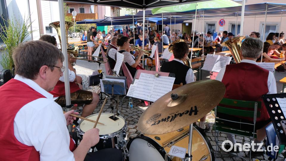 Die Flossenbürger Blaskapell’n unter Leitung von Franz Völkl spielt prächtig auf. Bild: le