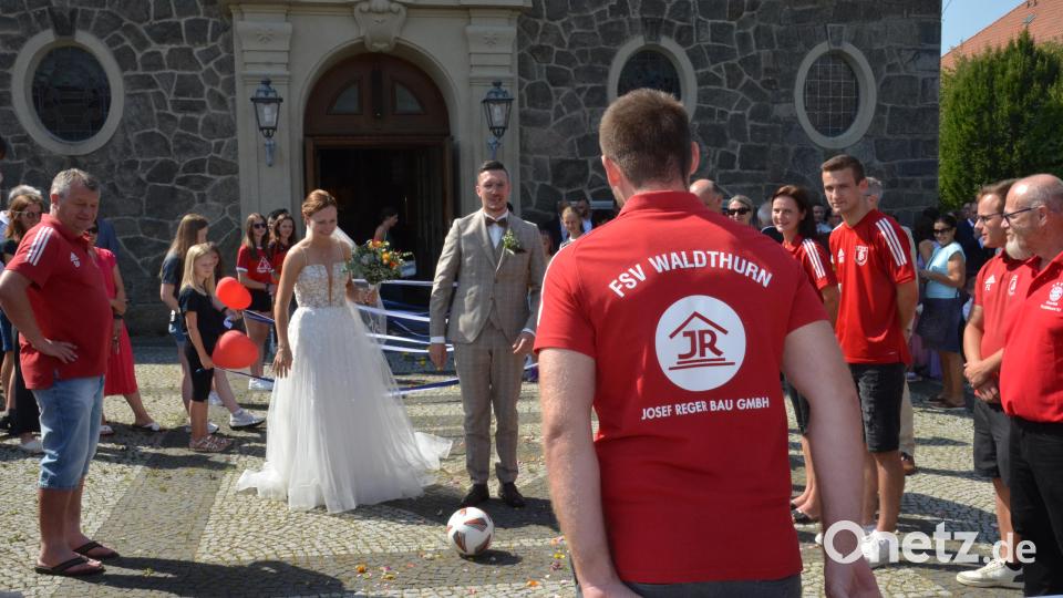 Das sportliche Traumpaar Andrea Wildenauer und Christofer Hechtl haben sich am Samstag in der katholischen Stadtpfarrkirche ewige Treue vor Gott versprochen. Vor dem Kirchenportal warteten unzählige Vereinsvertreter, um dem Brautpaar die besten Glückwünsche zu überbringen. Viel Ballgefühl bewies die Braut bei den Schüssen auf das kleine Tor. Bild: dob