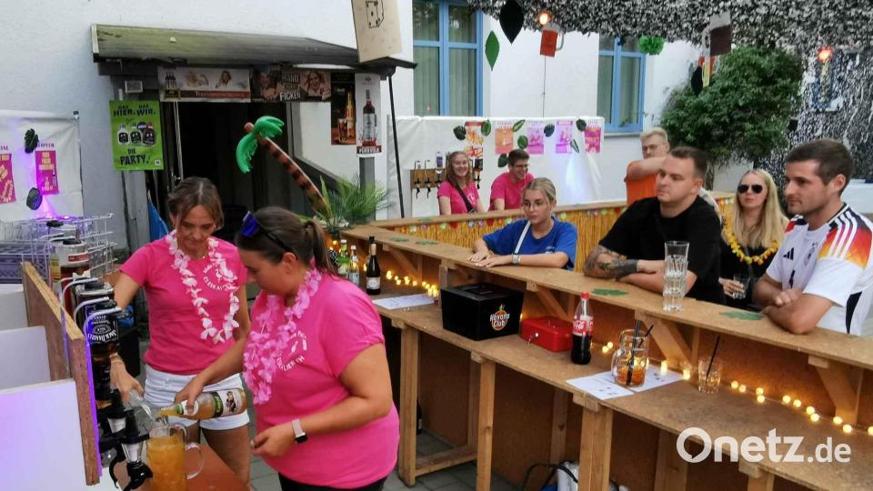 Für die alkoholischen und nichtalkoholischen Mischgetränke zeichneten Laura Roth und Steffi Kaiser verantwortlich. Bild: gz