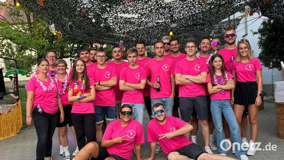 Das Eventteam sorgte unter den Gästen mit Dekos und Getränken für Ballermann-Feeling. Bild: gz