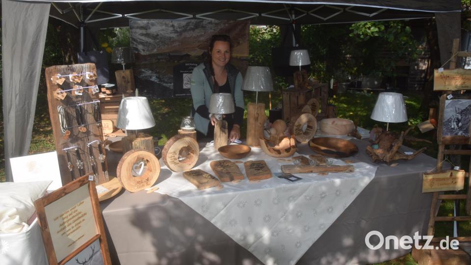 Kreative Deko aus Holz beim Regionalmarkt am Streuobsttag. Bild: fz