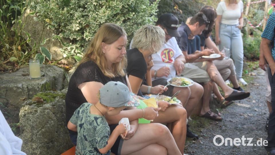 Als die aufgestellten Tische und Bänke besetzt waren, suchten sich die Besucher ein Plätzchen auf Steinen am Wegesrand. Bild: fz