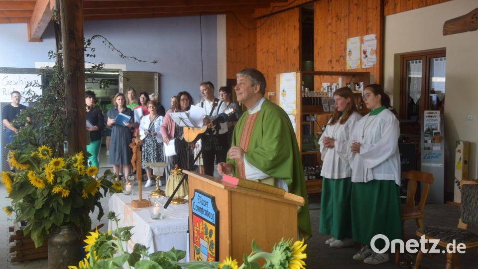 Pfarrer Adam Nieciecki zelebriert den Gottesdienst am Begin des Streuobsttages in Steinach. Bild: fz