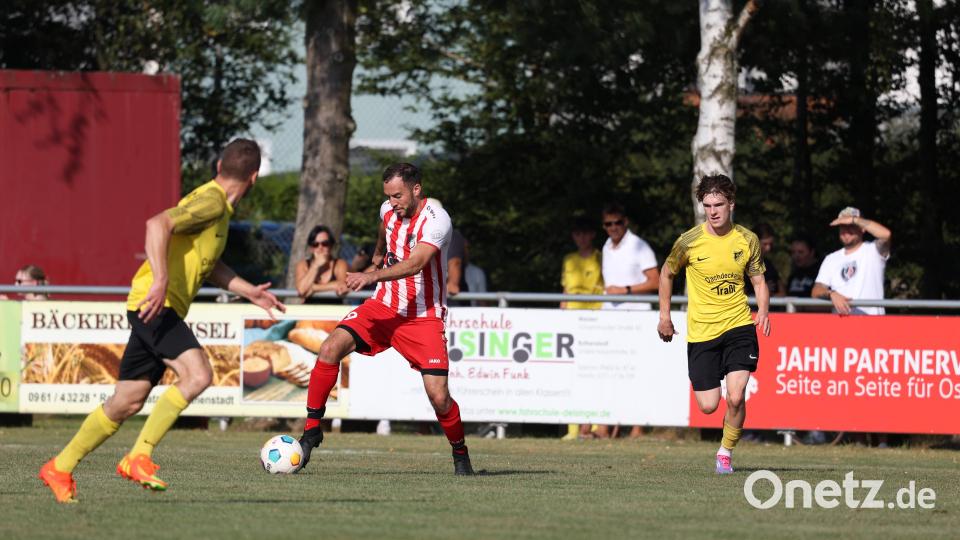 Szene aus dem Kreisliga-Spiel VfB Rothenstadt (rot-weiße Trikots) gegen den SV Kulmain, das 2:2 endete. Bild: Dieter Jäschke