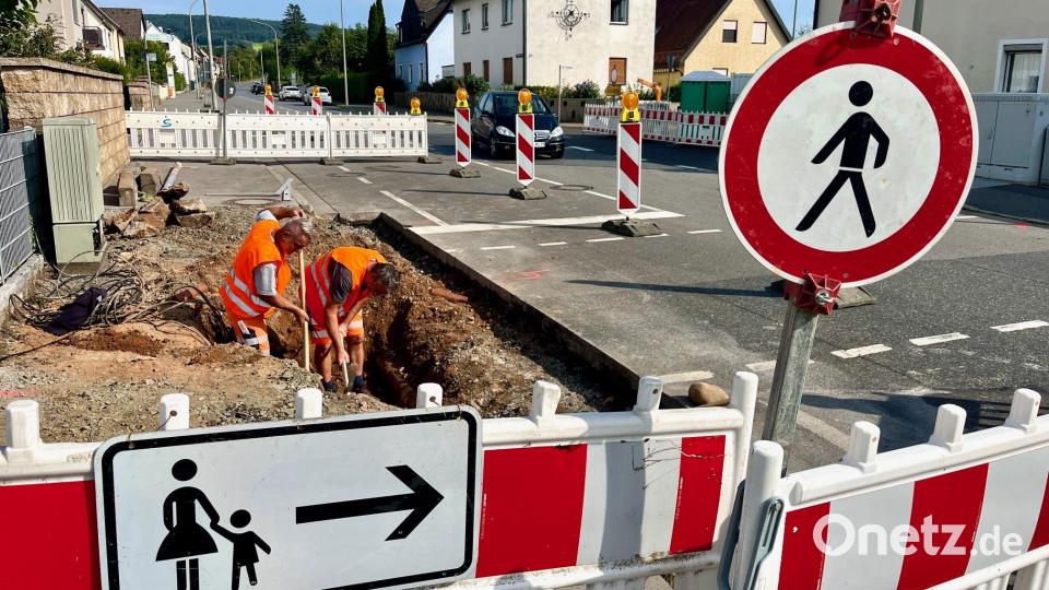 Die Vohenstraußer Straße in Weiden bekommt neue Fußgängerampeln. Während der Baumaßnahmen ist die Zu- und Ausfahrt Am Krumpes gesperrt. Bild: Gabi Schönberger