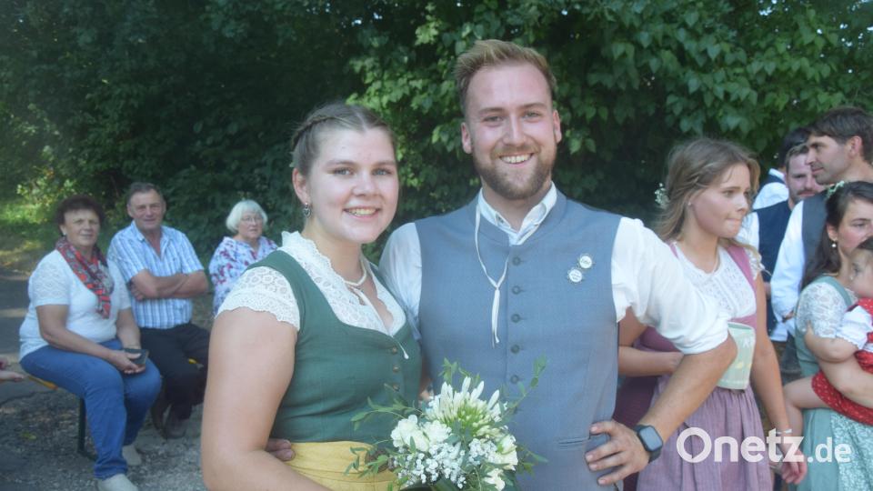 Marina Grünbauer und Johannes Mägerl strahlen. Sie haben sich den Titel des neuen Oberkirwapaars ertanzt. Bild: fz