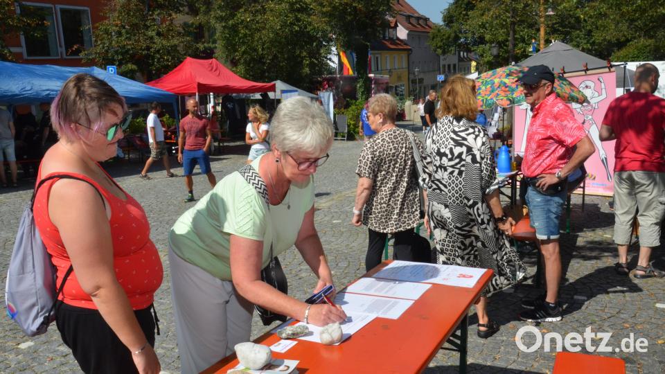 An den verschiedenen Informationsständen der zahlreichen Selbsthilfegruppen in der Region beim Ägidiusmarkt in Vohenstrauß konnten sich die Besucher über ganz unterschiedliche Themen informieren. Bild: dob