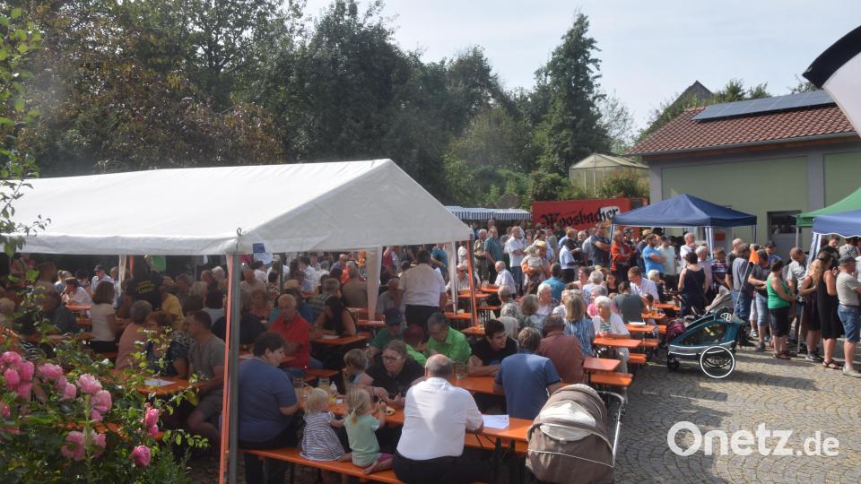 Streuobsttag und Regionalmarkt, eine Symbiose, die 3000 Besucher im Streuobsthof Bernhard genossen. Bild: fz