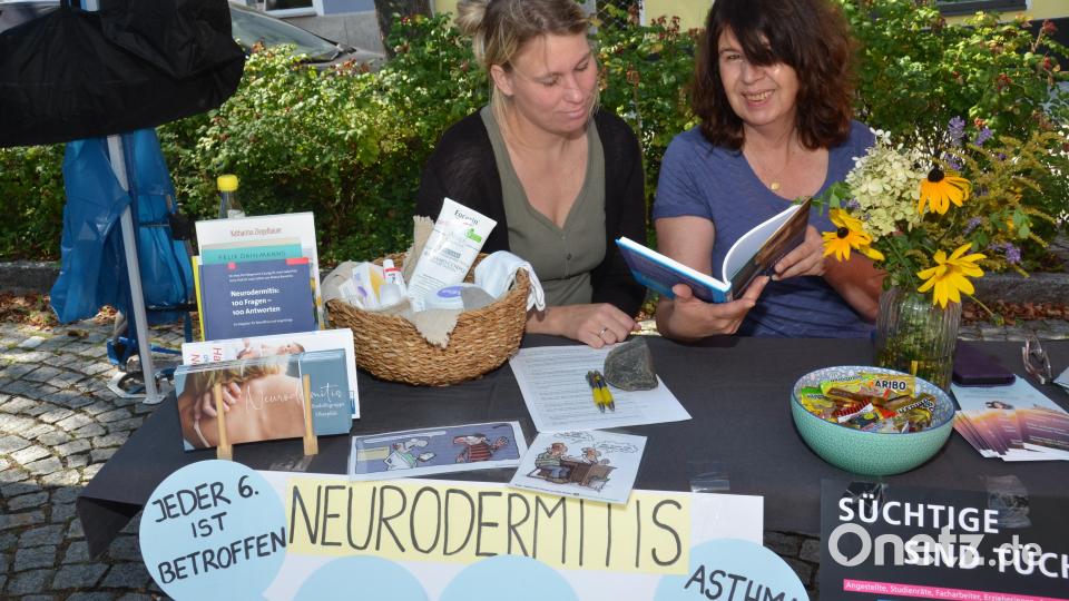 Anja Holbaum aus Waldthurn (links) kümmert sich um Neurodermitis-Erkrankte. Jutta Ascherl (rechts) leitet die Selbsthilfegruppe &quot;Sehn-Sucht&quot;. Bild: dob
