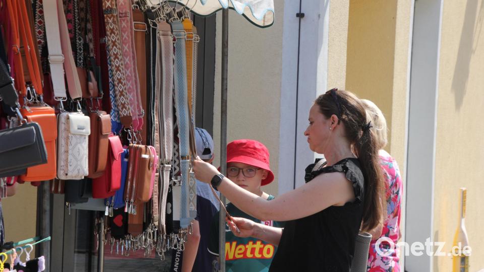 Auf der Suche nach passenden Hosenträgern und Gürteln. Bild: kro