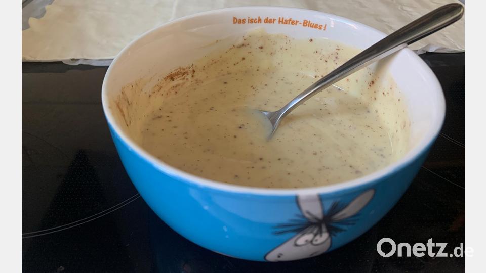 Pudding-Masse anrühren. Bild: Margot Gerlitz