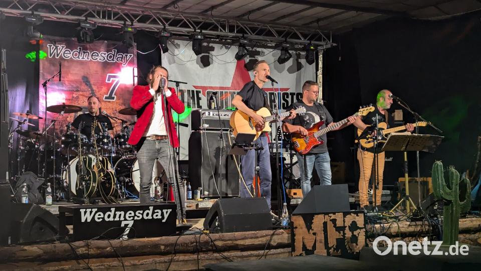 The Guiterrorists: Mit Rock&#039;n&#039;Roll-Coversongs, Punk und eigenen Liedern von ihrem Album &quot;Rockin&#039; Shoes&quot; machten &quot;The Guiterrorists&quot; Stimmung. Bild: Kristin Winderl