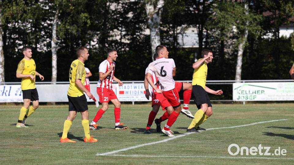 Szene aus dem Kreisliga-Spiel VfB Rothenstadt (rot-weiße Trikots) gegen den SV Kulmain, das 2:2 endete. Bild: Dieter Jäschke