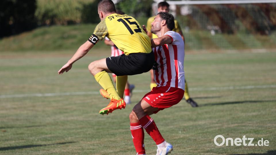 Szene aus dem Kreisliga-Spiel VfB Rothenstadt (rot-weiße Trikots) gegen den SV Kulmain, das 2:2 endete. Bild: Dieter Jäschke