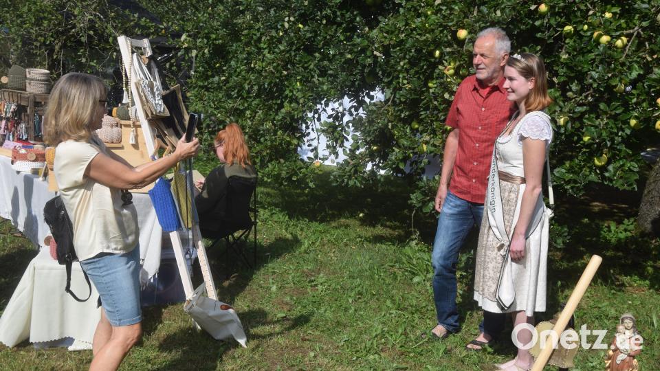 Heiß begehrt, ein Erinnerungsfoto unter dem Apfelbaum beim Rundgang mit Bernhard-Tochter Monika, der Holunderkönigin Bild: fz