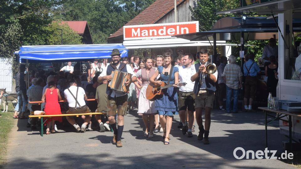 Einmarsch der Paare, angeführt von der Kirwamusi. Bild: fz