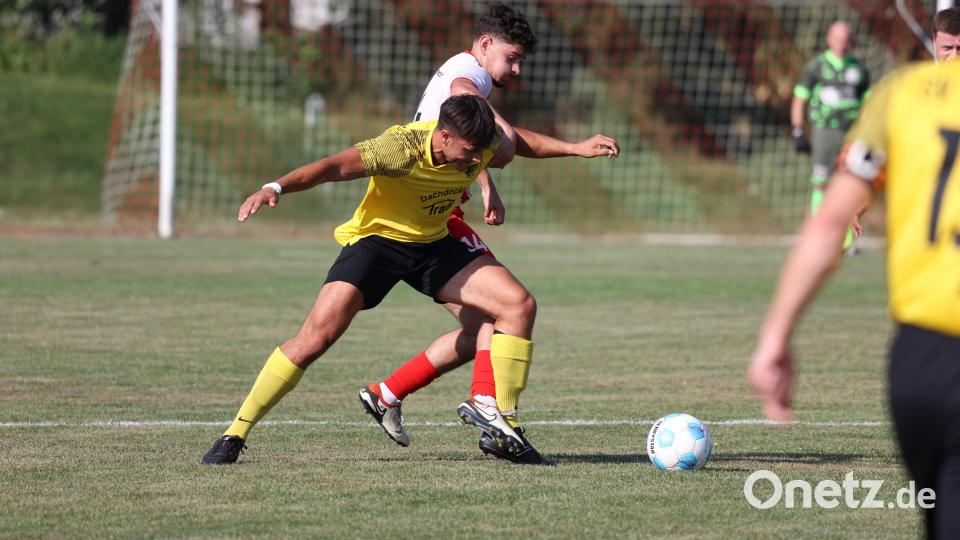 Szene aus dem Kreisliga-Spiel VfB Rothenstadt (rot-weiße Trikots) gegen den SV Kulmain, das 2:2 endete. Bild: Dieter Jäschke