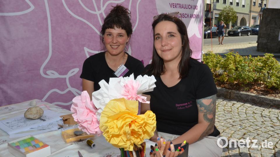 Neben Infos bot die Fach- und Beratungsstelle Dornrose das Basteln von Papierblumen an. Bild: dob