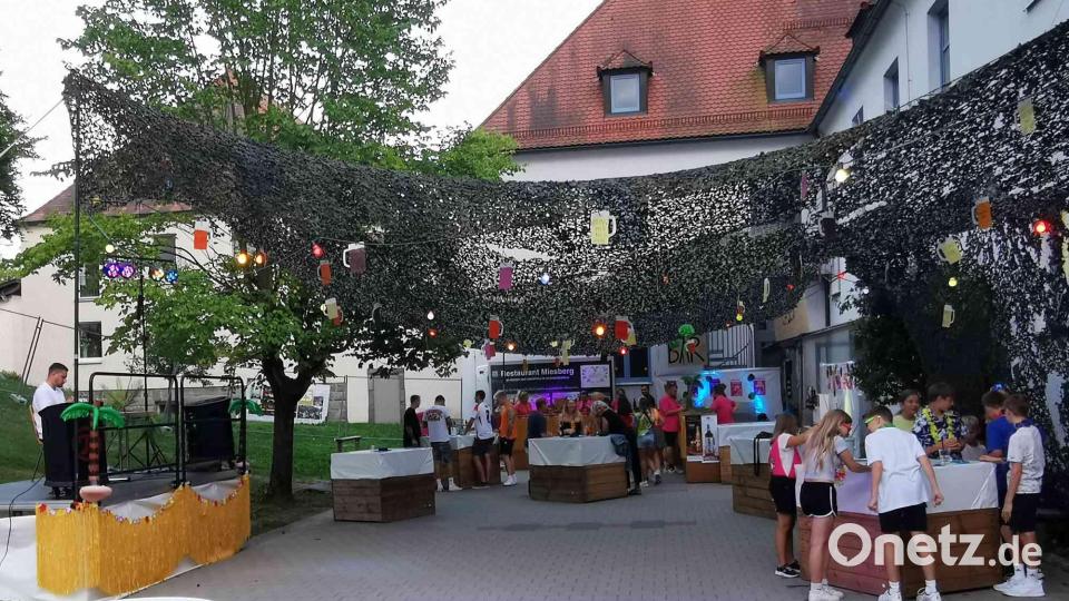 Beim Partyauftakt am Tag für die Jugendlichen sorgte DJ &quot;Greeze&quot; für Stimmung. Bild: gz