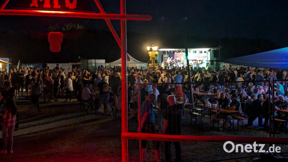 Open Air Golan: Schnell hatte sich am Abend der große Festplatz gefüllt.- Hunderte Gäste waren zum Open Air gekommen. Bild: Kristin Winderl